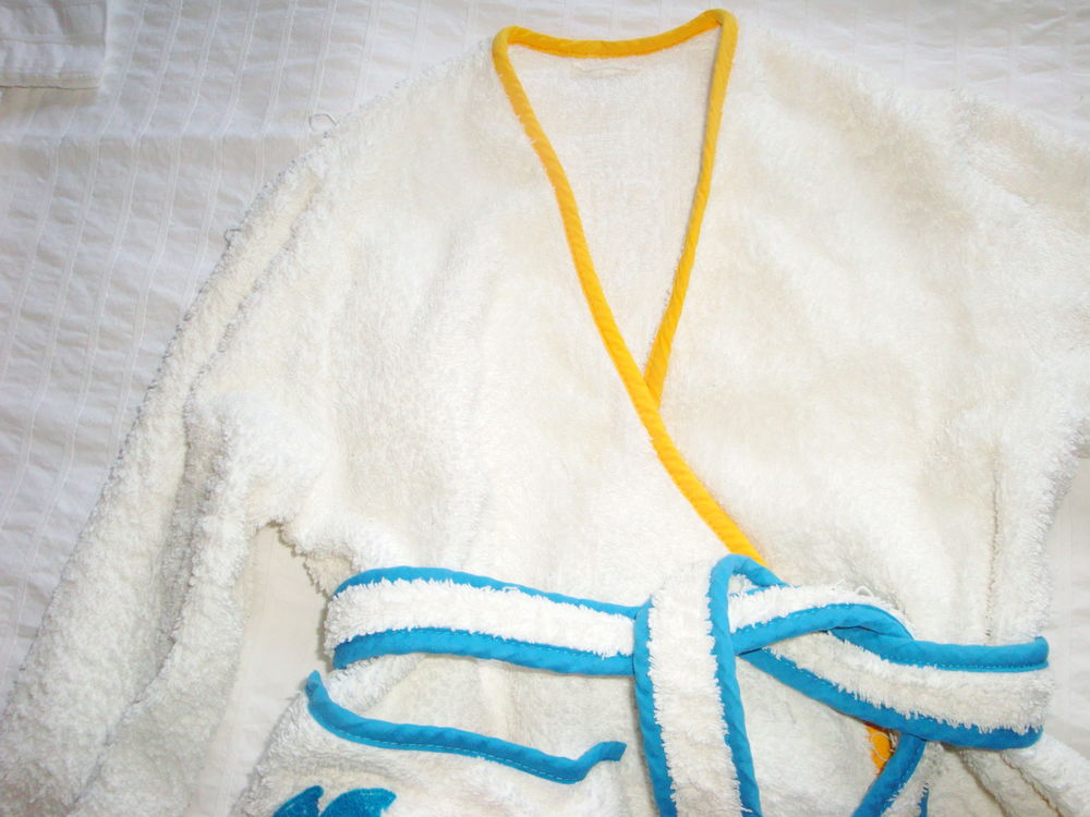 Peignoir de bain blanc brod&eacute; d'un joli perroquet pour enfan Vêtements enfants