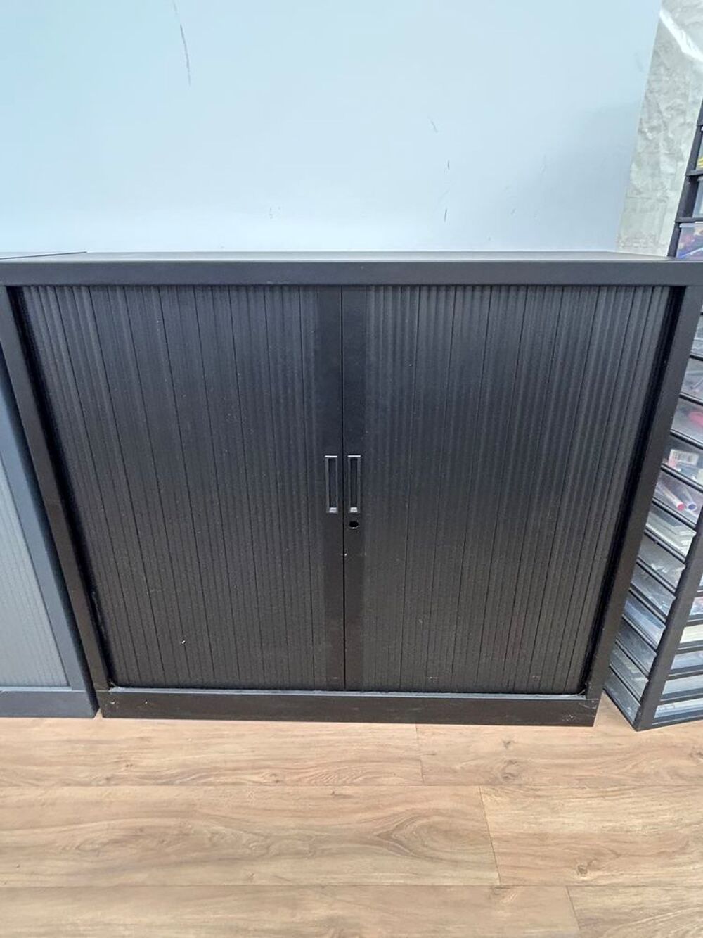 Armoire basse &agrave; rideaux coulissants Meubles