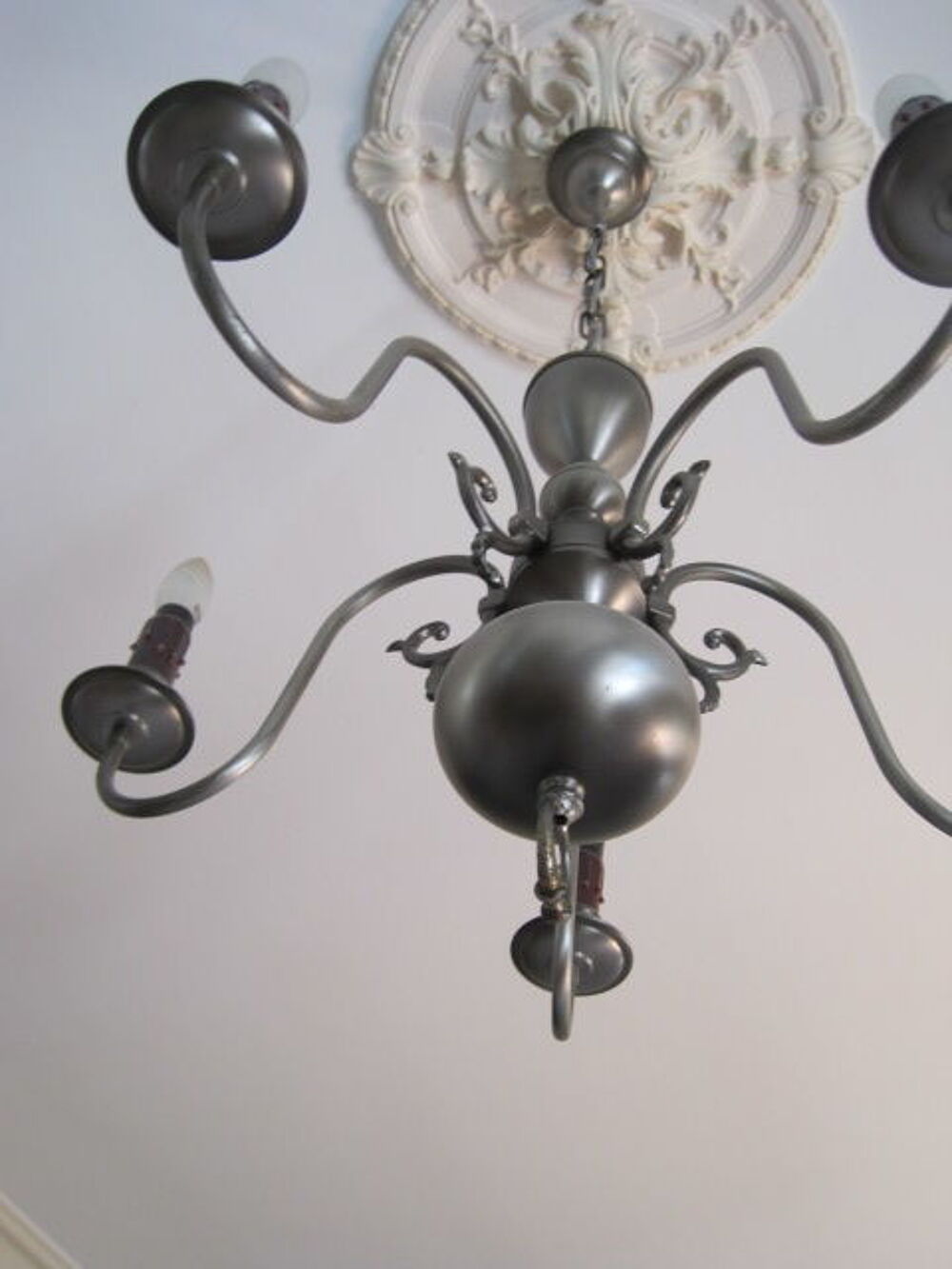 Deux lustres en &eacute;tain Décoration