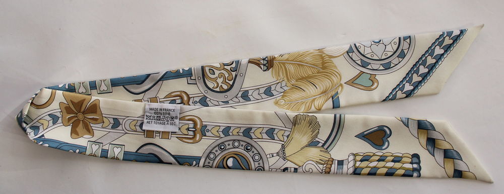 HERMES Twilly Harnais de c?ur
cr&egrave;me, bleu jeans, vert amande Vêtements