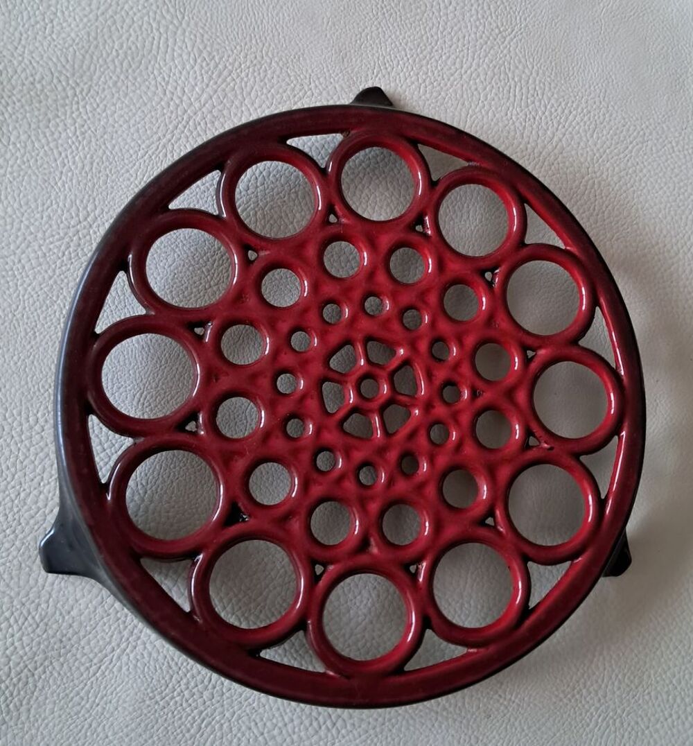 dessous de plat en fonte noir et rouge d&eacute;cor g&eacute;om&eacute;trique Décoration