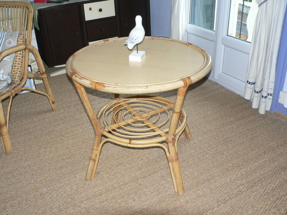  chaises et une table en rotin Meubles