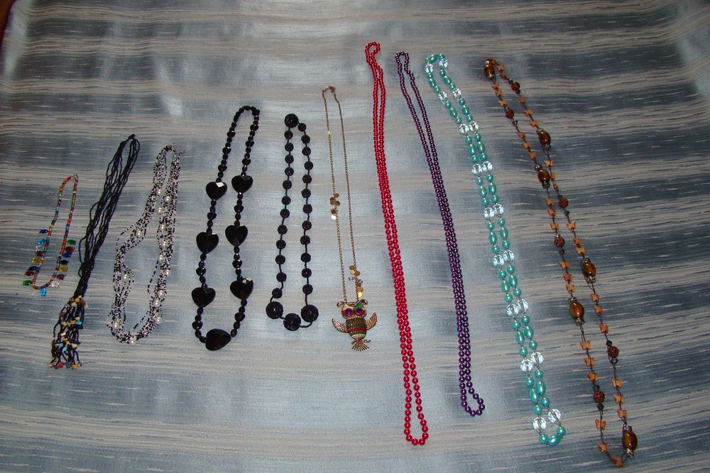 Lot de 10 colliers / sautoirs fantaisie Bijoux et montres