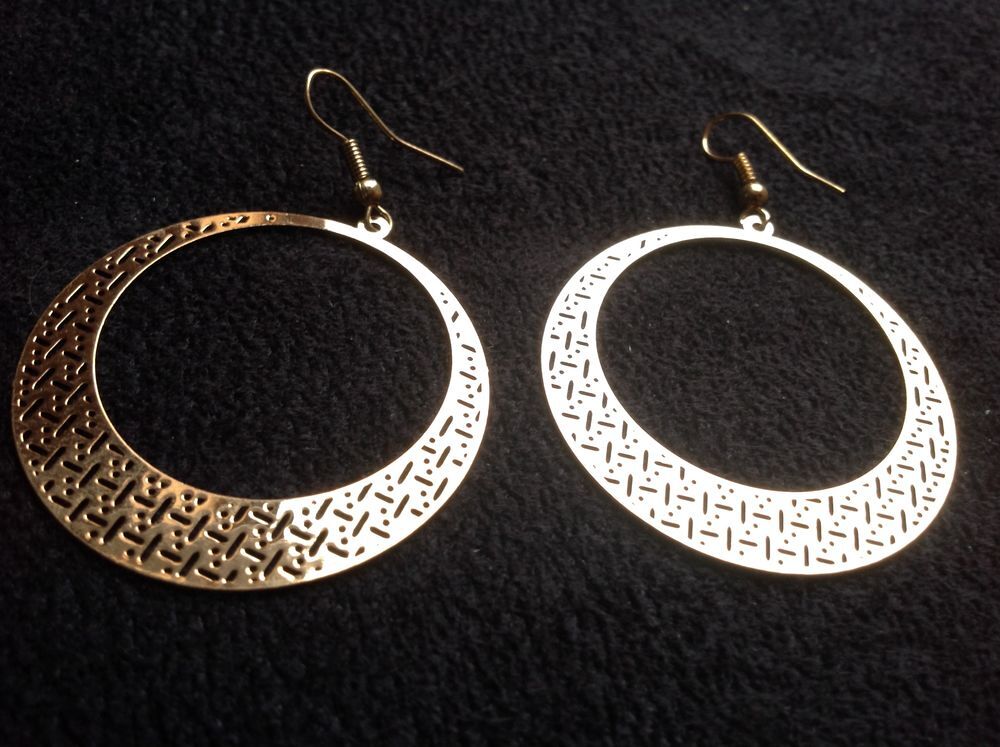 BOUCLES OREILLES DOR&Eacute;E RONDE CREUSE Envoi Possible
Bijoux et montres