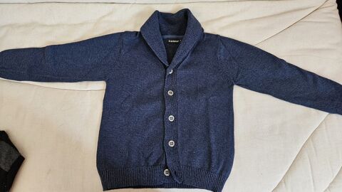 Gilet bleu à boutons enfant de taille 4 ans en très on état Le Petit Clamart (92)