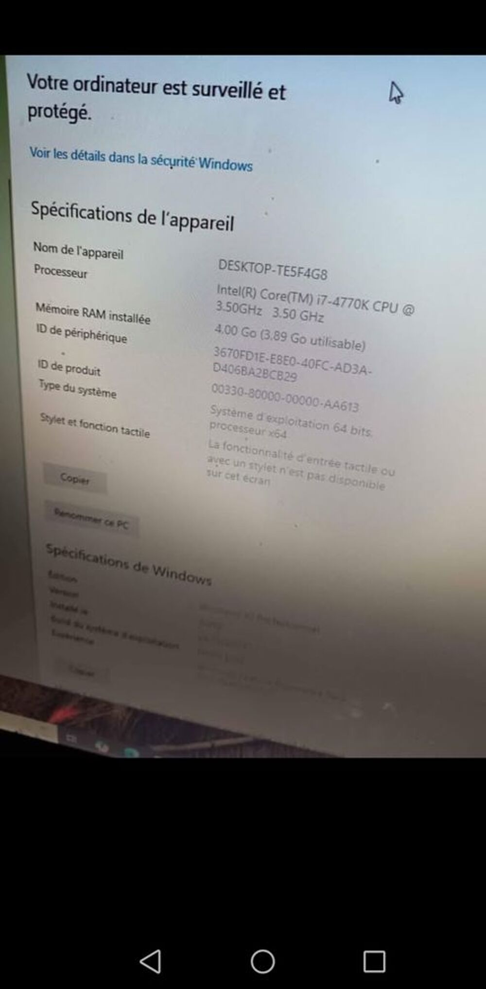 &Eacute;cran d'ordinateur avec clavier et souris et enceinte Matériel informatique