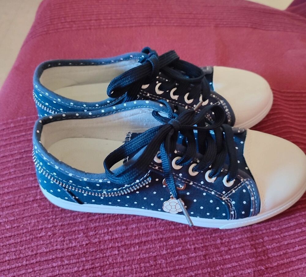 Tennis femme marine &agrave; pois blancs Chaussures