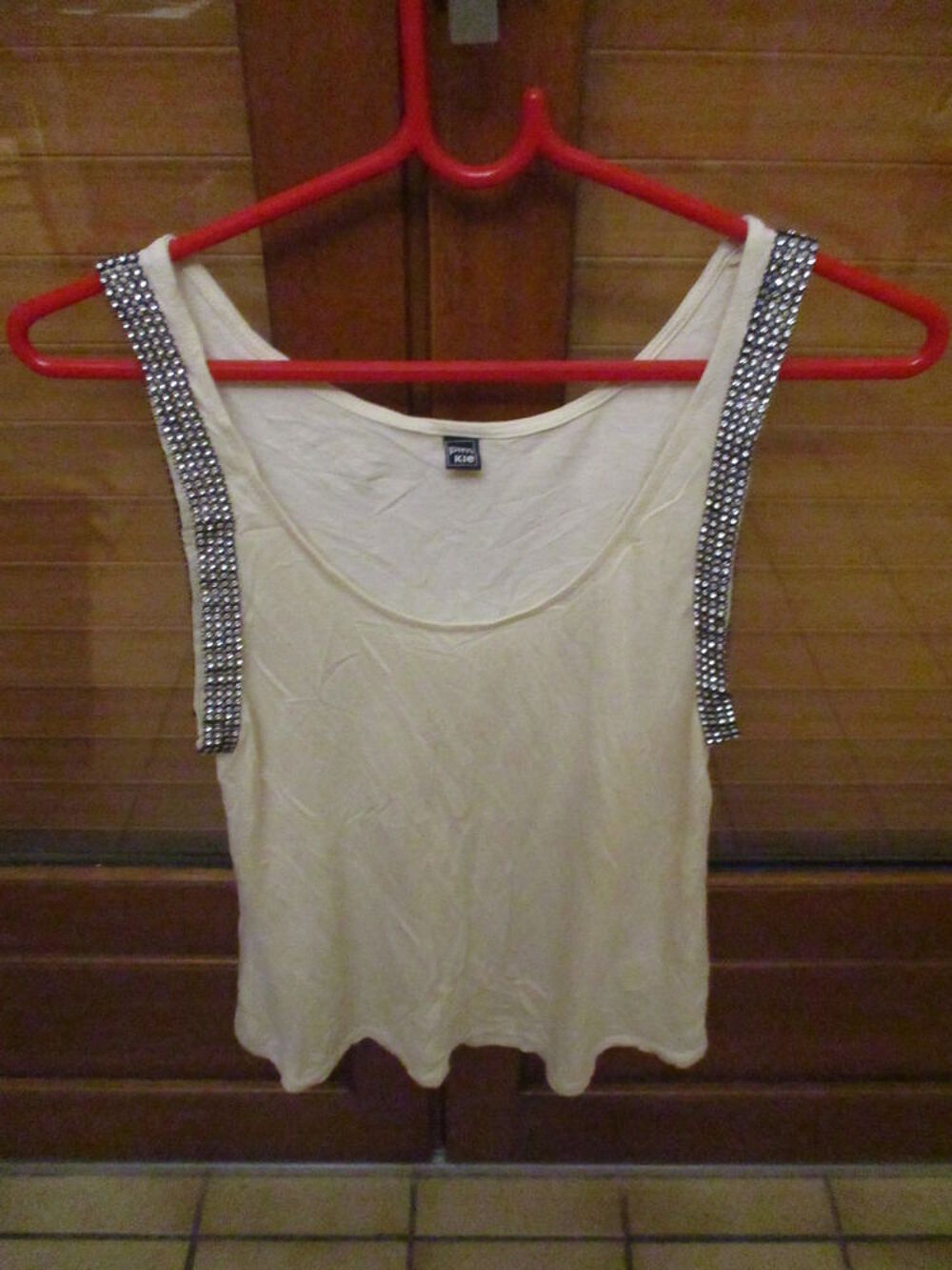 t-shirt/ d&eacute;bardeur belge avec brillants sur les &eacute;paules NEUF Vêtements