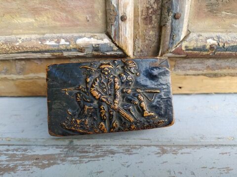 Ancienne Boite � Tabac Laque Relief Chasseurs Bandits 
1 Loches (37)