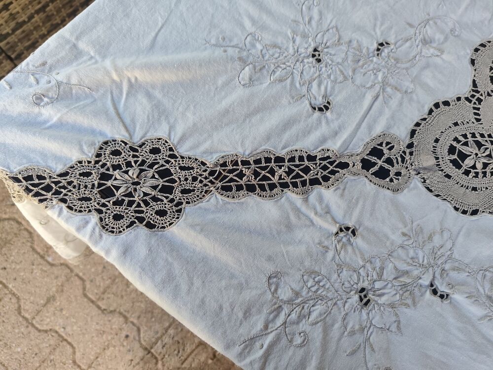 Nappe ancienne en lin brod&eacute;e main &amp; entelle au croc Décoration