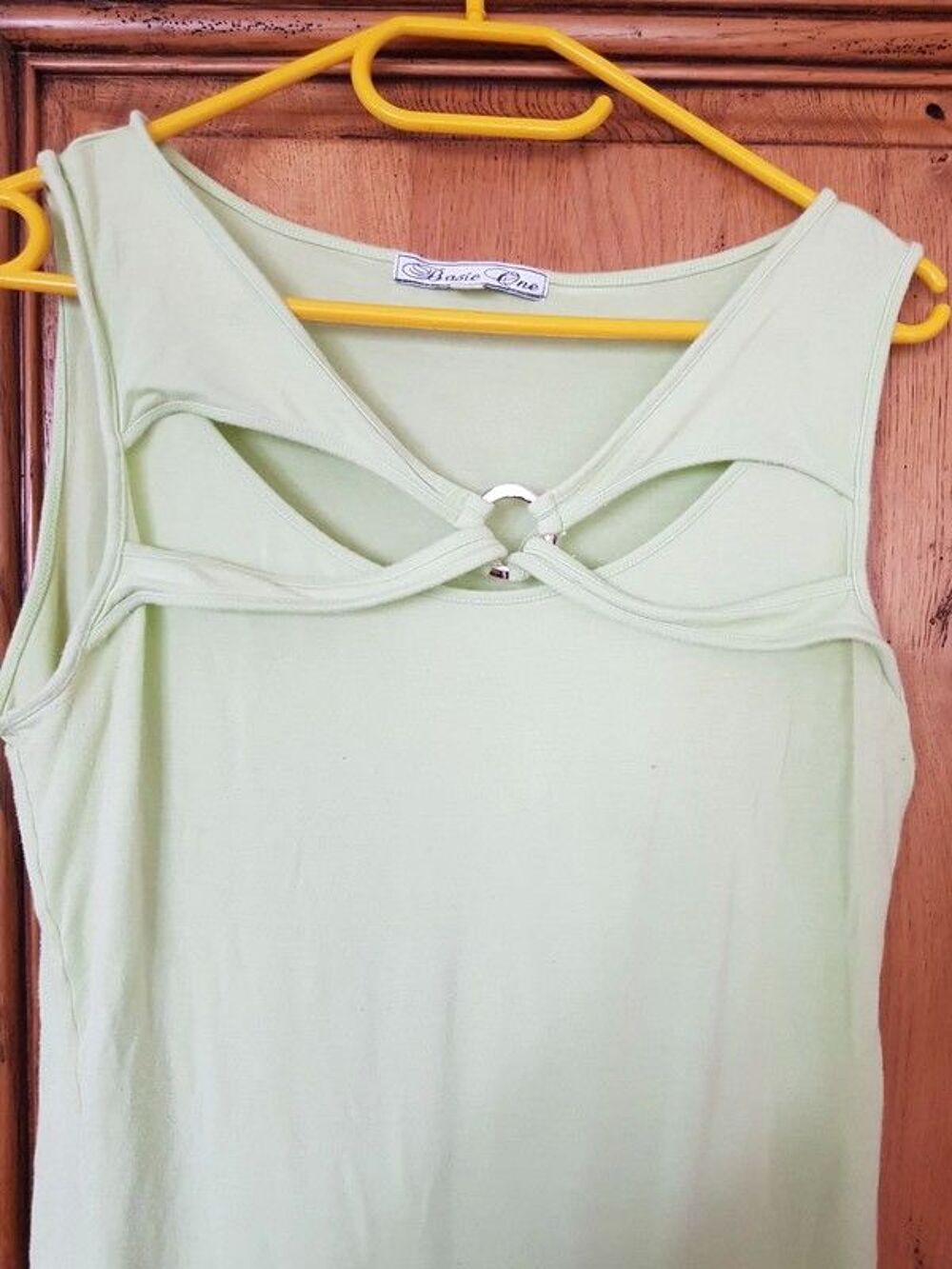 T shirt vert clair d&eacute;collet&eacute; avec anneau tres bon etat taill Vêtements