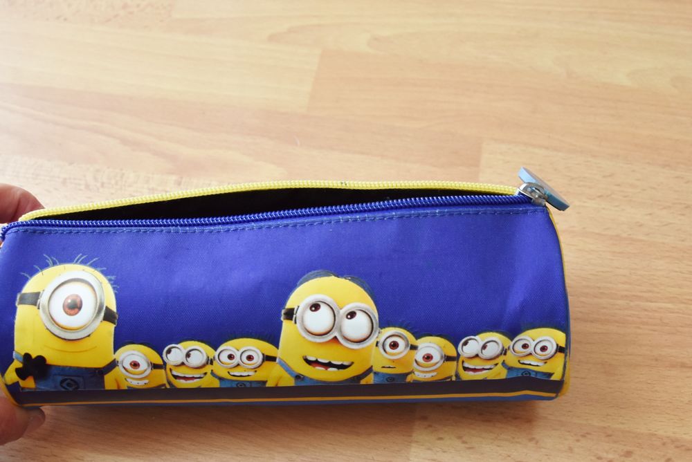 Les MINIONS. Trousse. 23 cm. Tr&egrave;s bon &eacute;tat Jeux / jouets