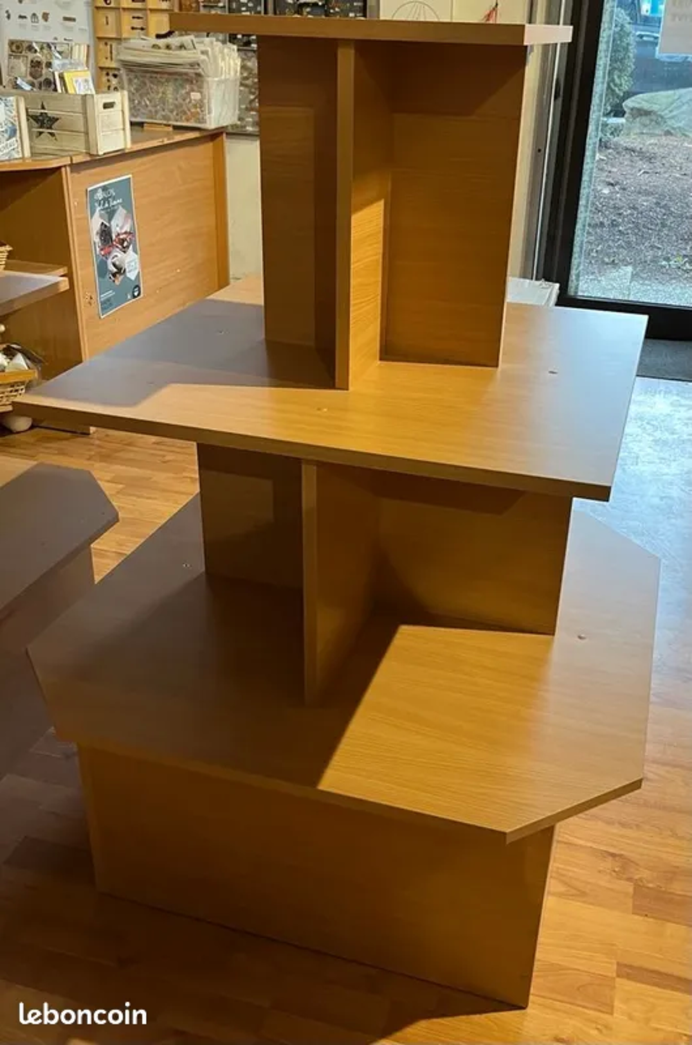 Meuble pr&eacute;sentoir en bois.Plateau 90cm au plus grand 72cm 39 Meubles