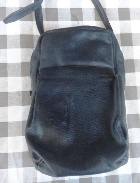 Sacoche noire Dimensions en centim�tres: L25 X l15 X E5,5 15 Castries (34)
