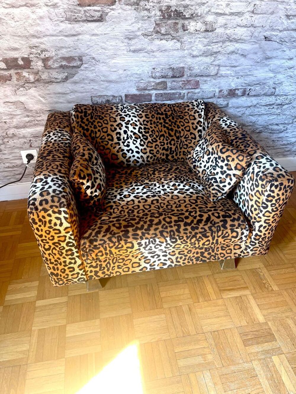 Fauteuil r&eacute;tro vintage en tissu motif L&eacute;opard Meubles
