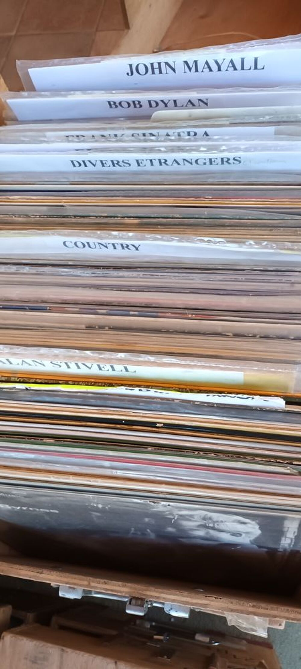 - de nombreux disques 45t 33t tous styles t CD et vinyles