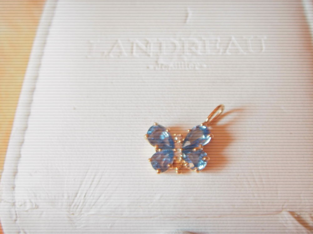 Pendentif papillon. Quatre saphirs et un diamant, 1,4 g d'or Bijoux et montres