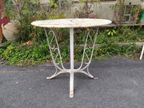 Table Salon de Jardin Fer Pied Rivetés 1930/40
180 Loches (37)