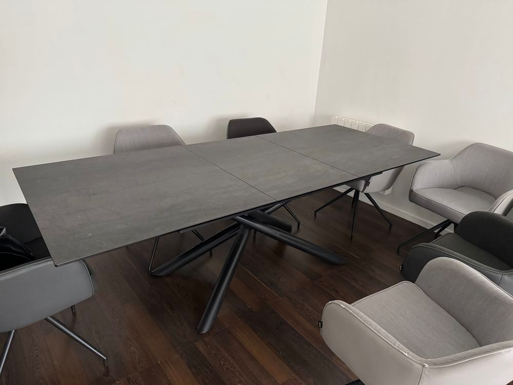 Table &agrave; manger en c&eacute;ramique extensible gris fonc&eacute; et noir pour 6 &agrave; 8 personnes Meubles