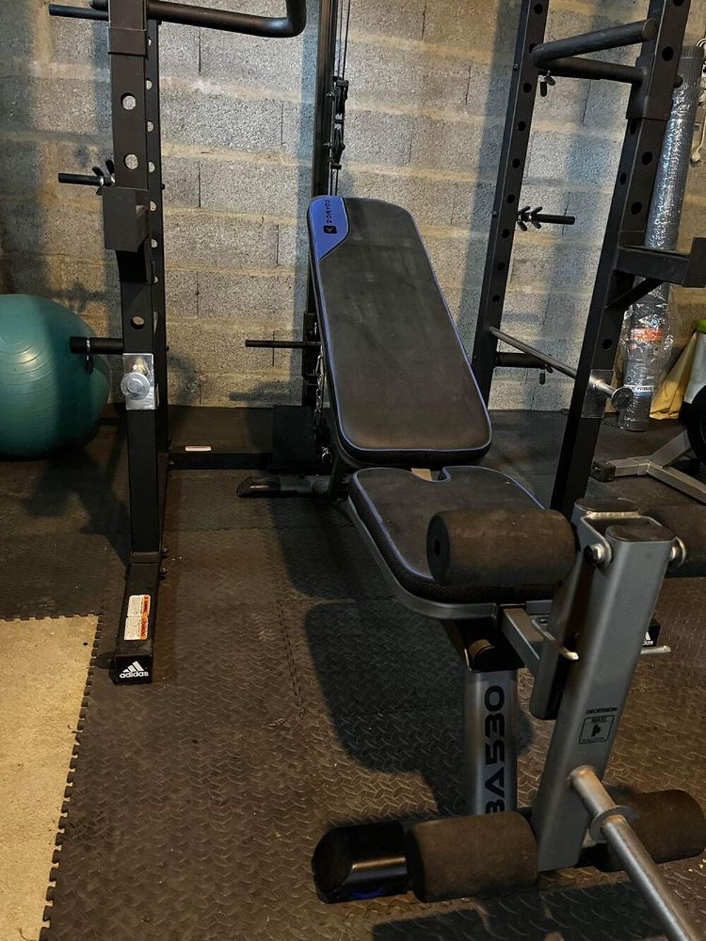 Lot Appareil musculation sport complet accessoires alt&egrave;res barres cage squatte Adidas power Rack home avec poulie et banc muscu Domyos Sports