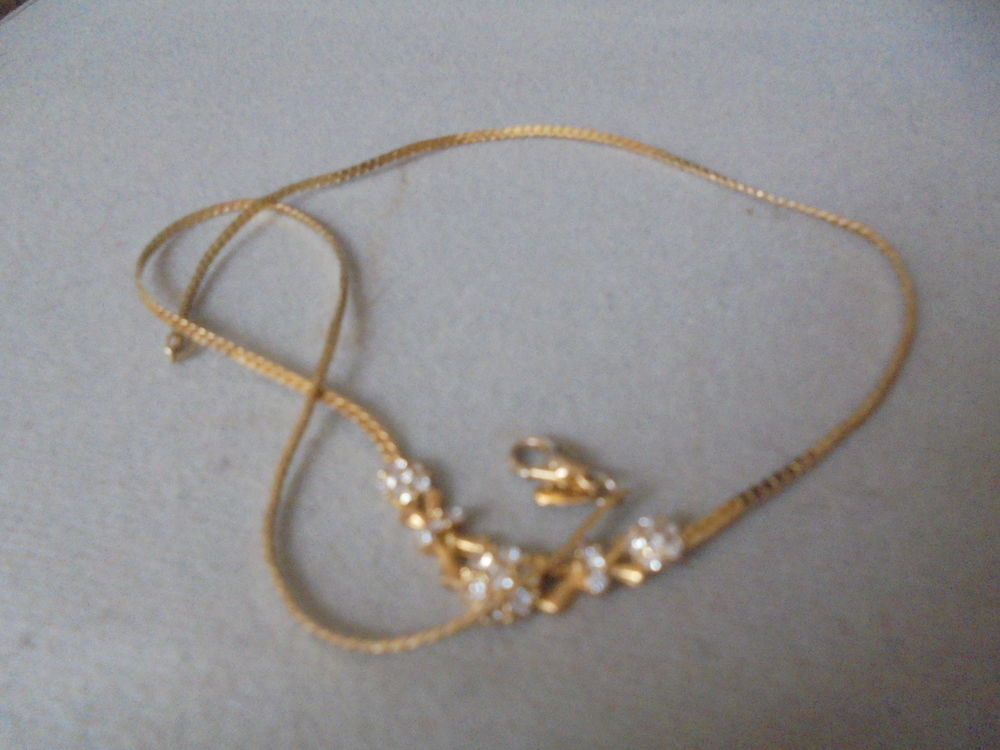 collier et trass , m&eacute;tal dor&eacute; et trass stranparentes, Bijoux et montres