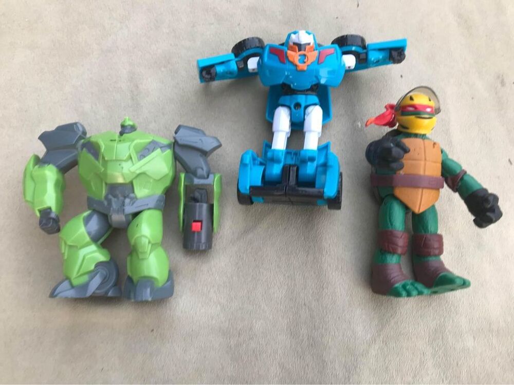 Tortue Ninja et 2 robots 