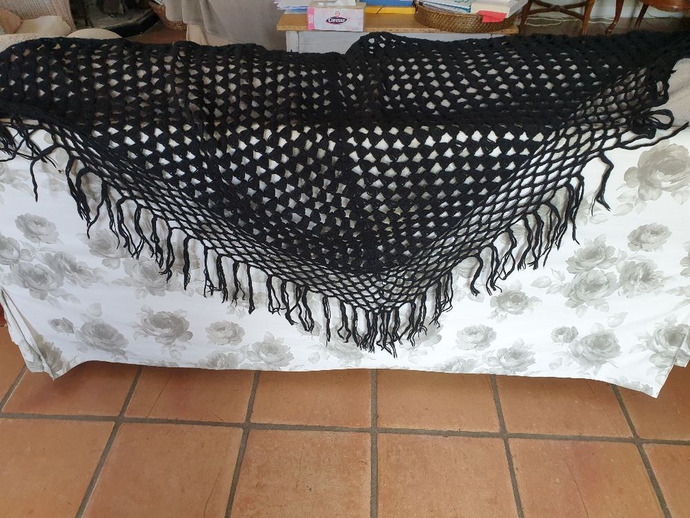 2 ch&acirc;les vintage : 1 noir et 1 blanc Vêtements