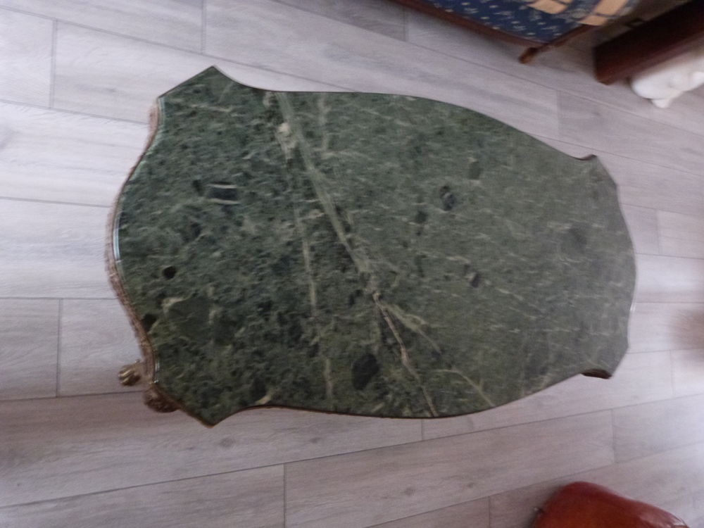 Table basse en marbre. Meubles