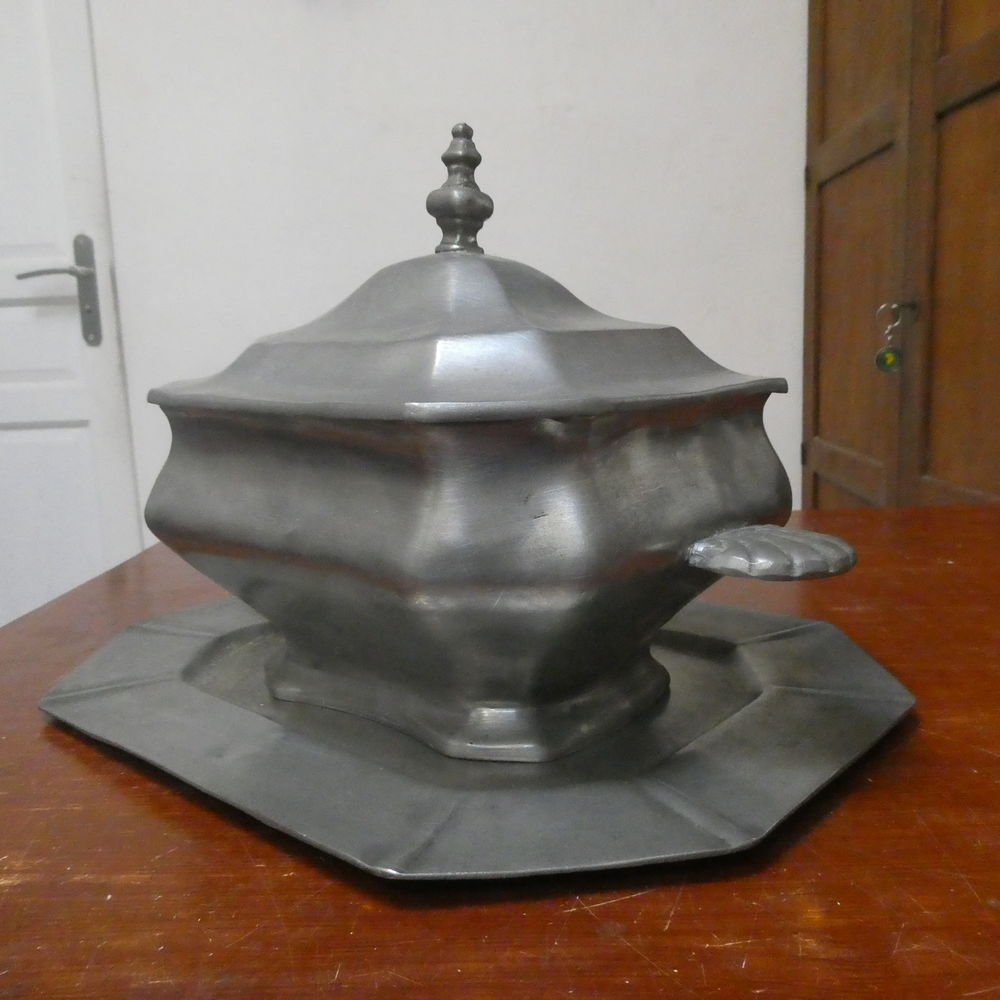 Soupi&eacute;re ancienne en &eacute;tain , de 1920 Décoration