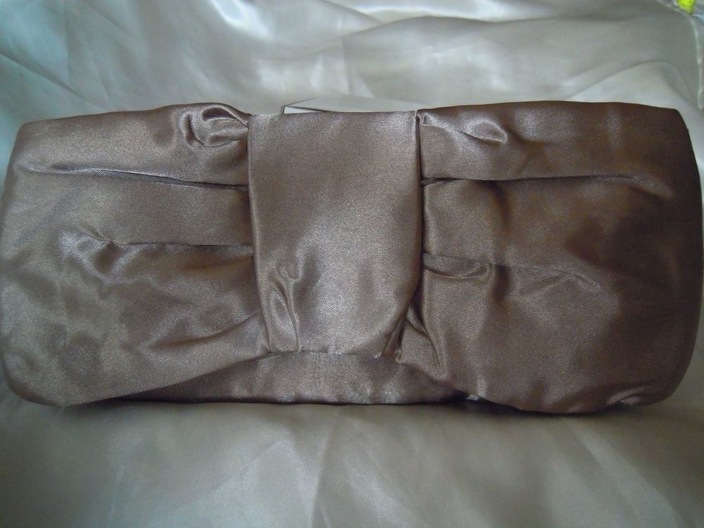 POCHETTE CHIC SATINEE de COULEUR TAUPE Maroquinerie
