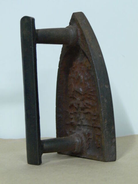 Fers  repasser anciens & supports 16 Plougoumelen (56)