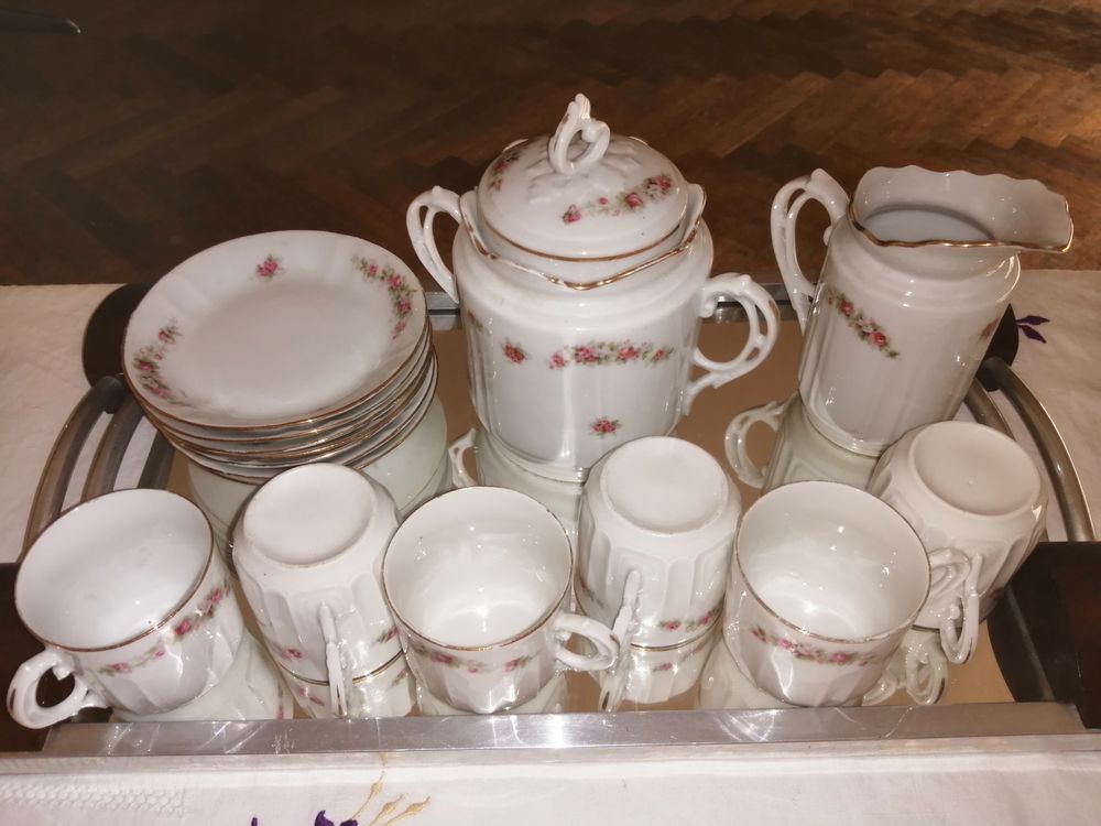 service &agrave; caf&eacute; (sucrier, pot &agrave; lait, 6 tasses et sous-tasses Décoration