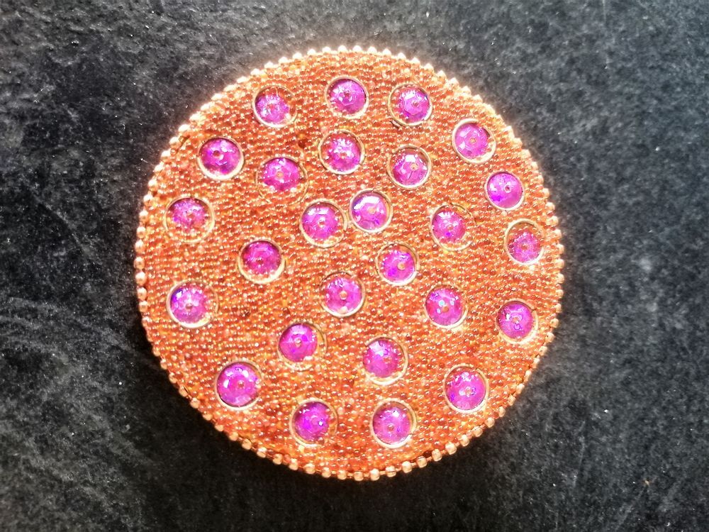 Petite boite argent&eacute; recouverte de perles Dcoration