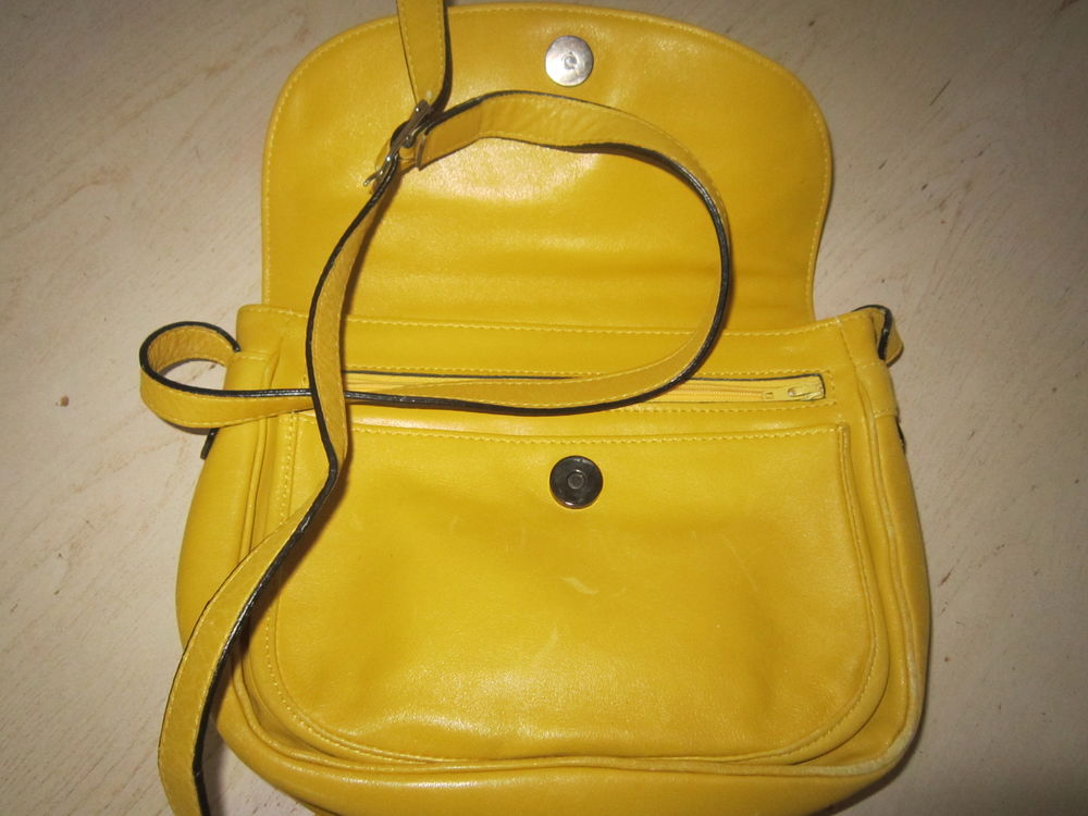 Un sac en cuir couleur jaune Maroquinerie
