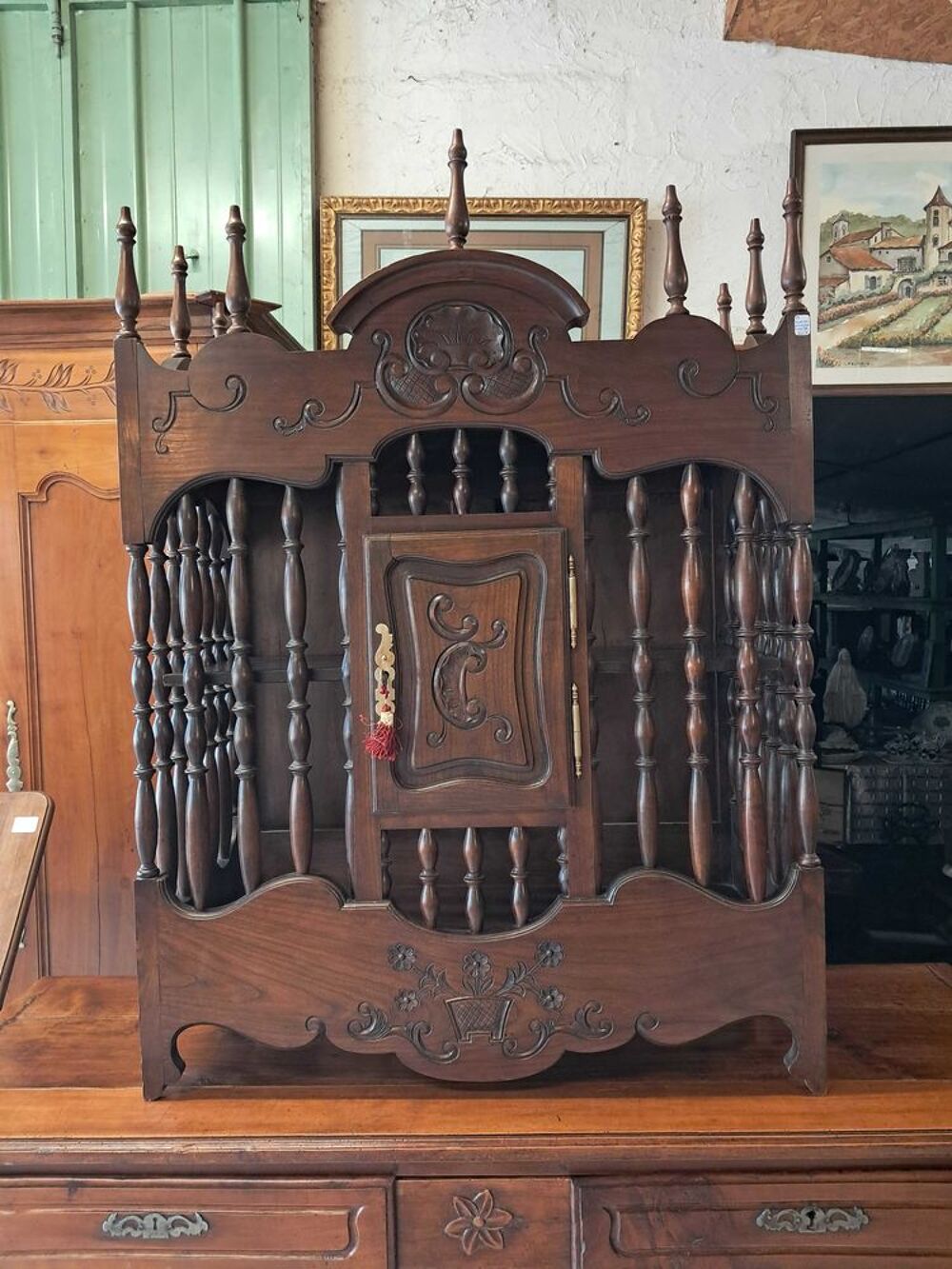 Paneti&egrave;re &agrave; fuseaux ancienne, style proven&ccedil;al Meubles