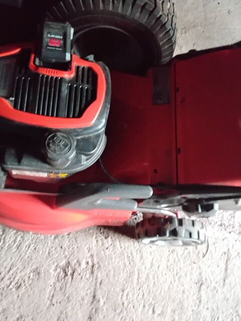 Tondeuse à gazon rouge demarrage batterie  et moteur  ess. Ruffiac (56)