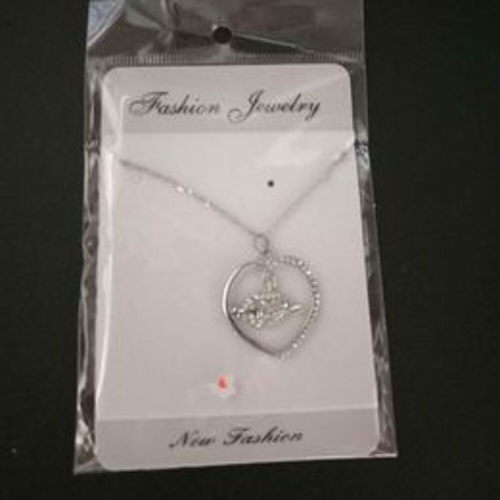 Chaine avec pendentif c?urs et fl&egrave;che Bijoux et montres