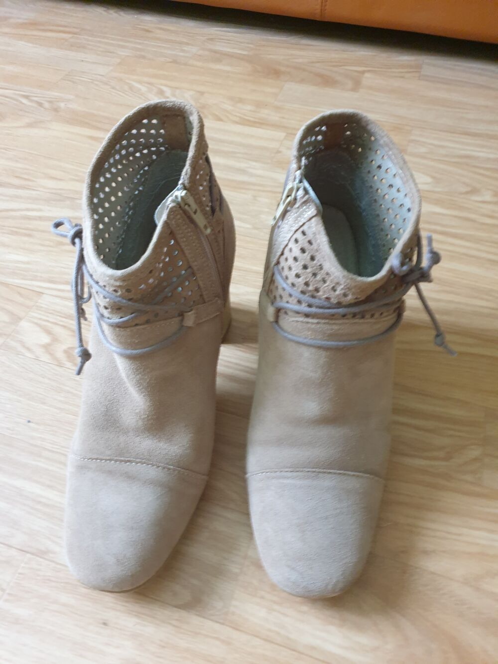 Bottines en daim beige pointure 41. Chaussures