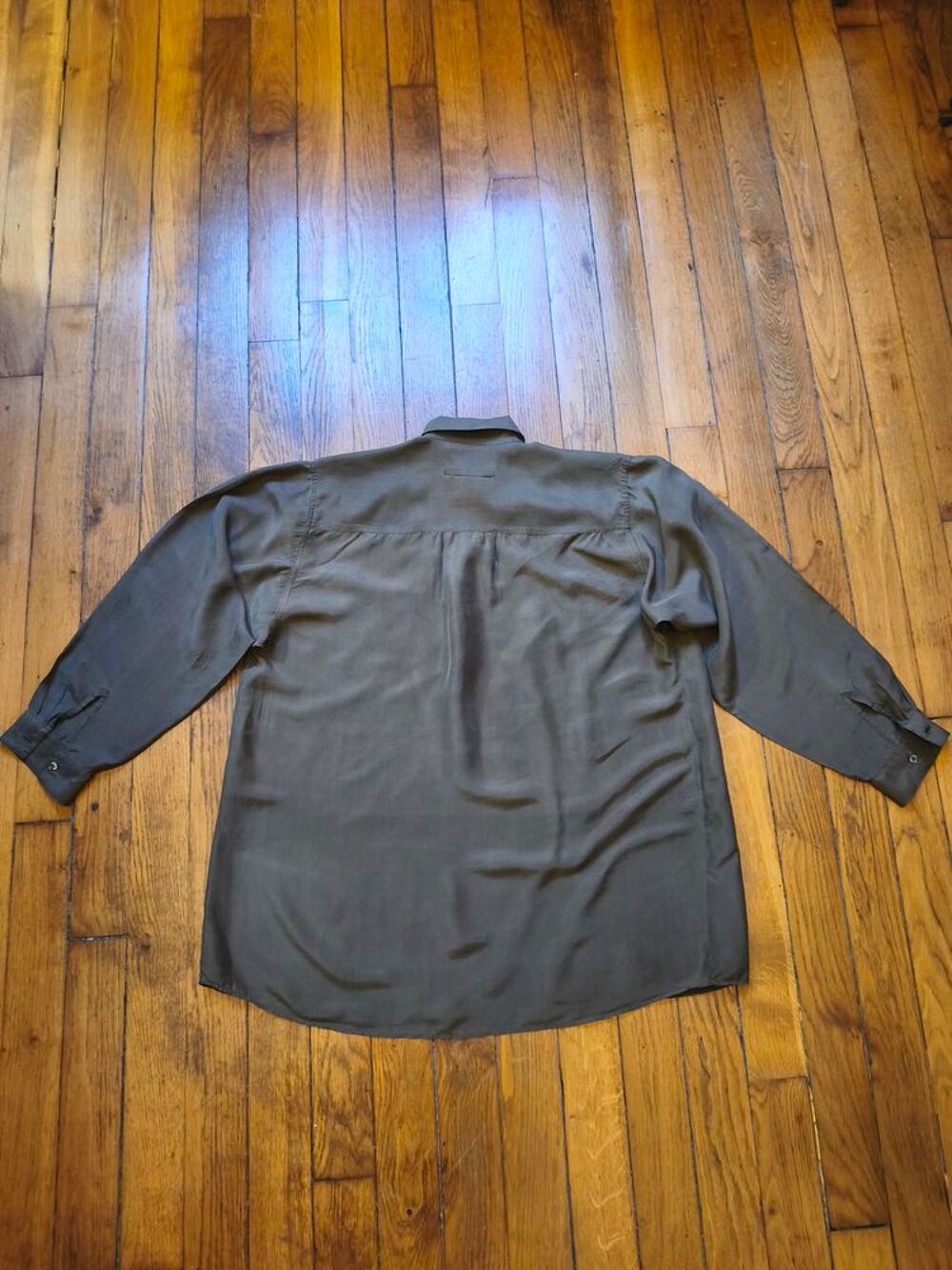 Chemise en pure soie couleur gris taupe Vêtements