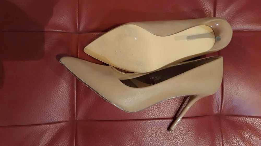 escarpins beige comme neuf
Chaussures