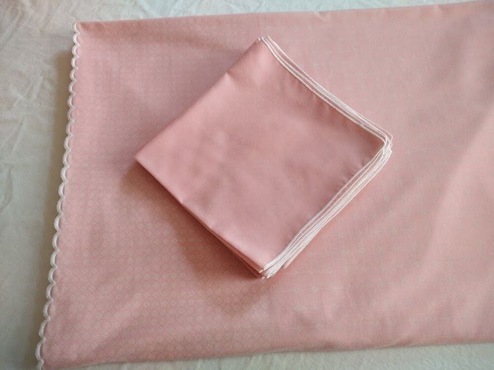 Nappe rose + 12 serviettes assorties Décoration