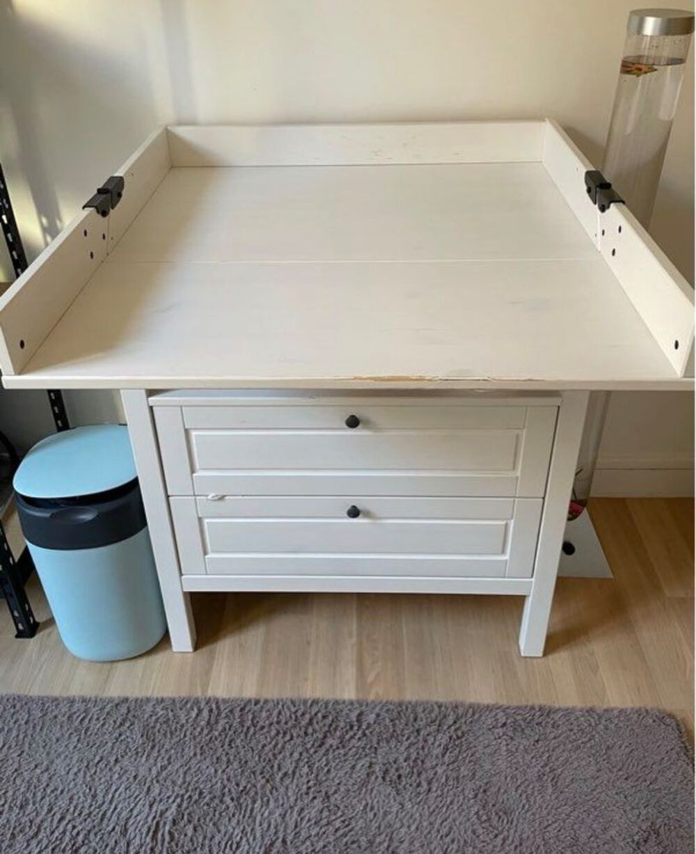 Table &agrave; langer commode Mobilier enfants
