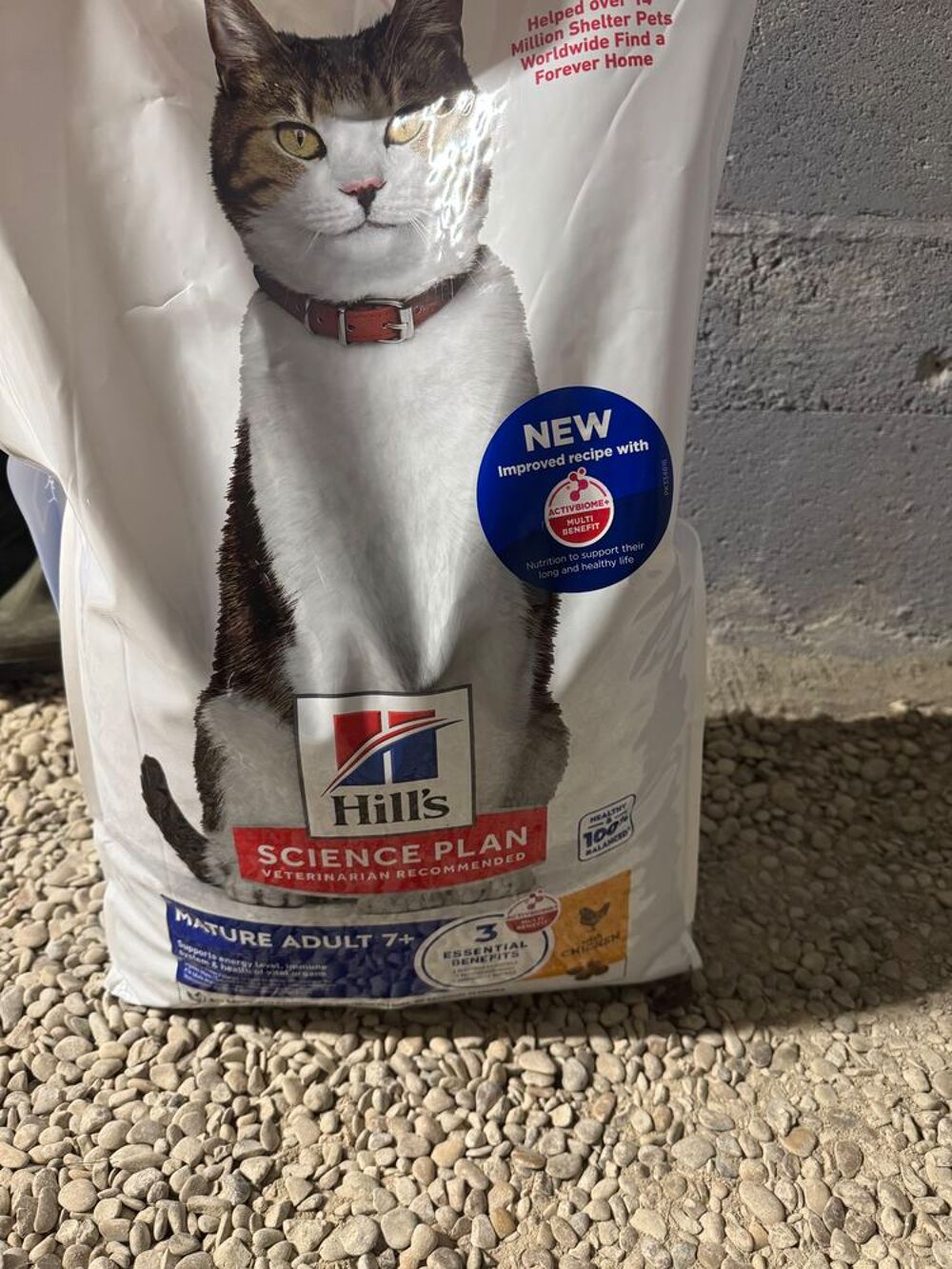   2 SACS DE CROQUETTES ET 103 BOÎTES DE PÂTÉS MOUSSELINES. 