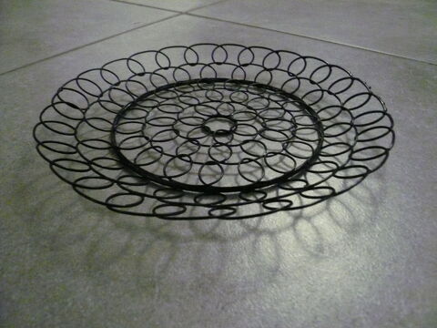 Petit plat / assiette en fil de fer noir 2 Boisset-et-Gaujac (30)