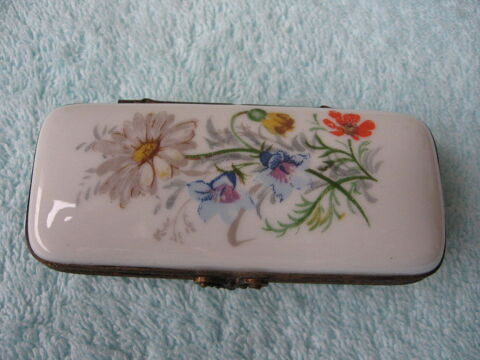 ANCIENNE BOITE A TIMBRE PORCELAINE FLEURS 46 Br�tigny-sur-Orge (91)