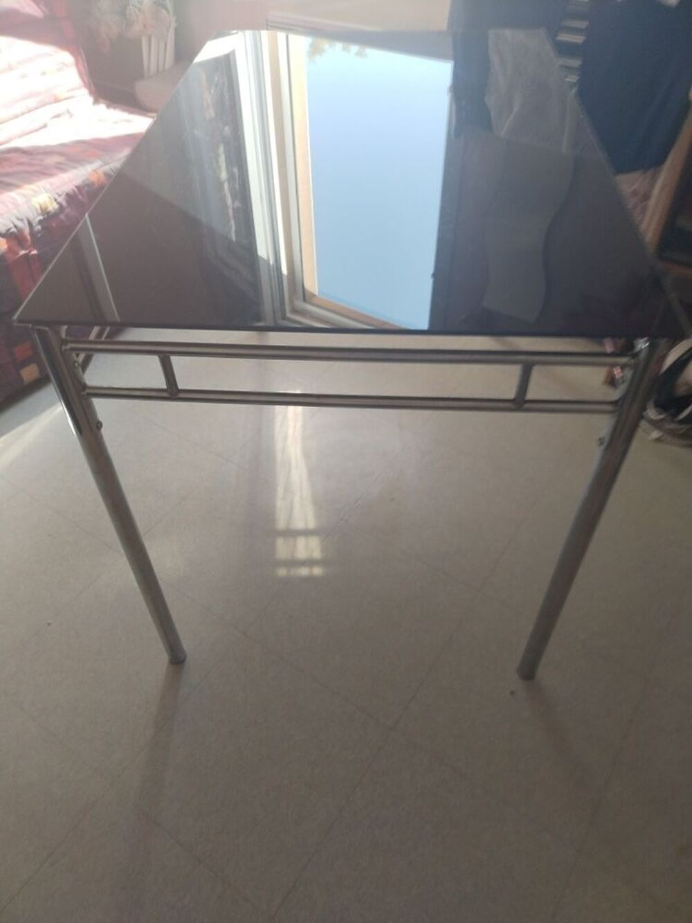 TABLE EN VERRE FUME Meubles