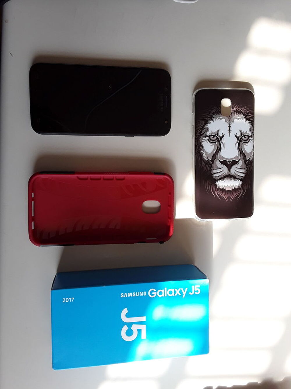 Samsung J5 noir tout m&eacute;tal &eacute;tat comme neuf Téléphones et tablettes