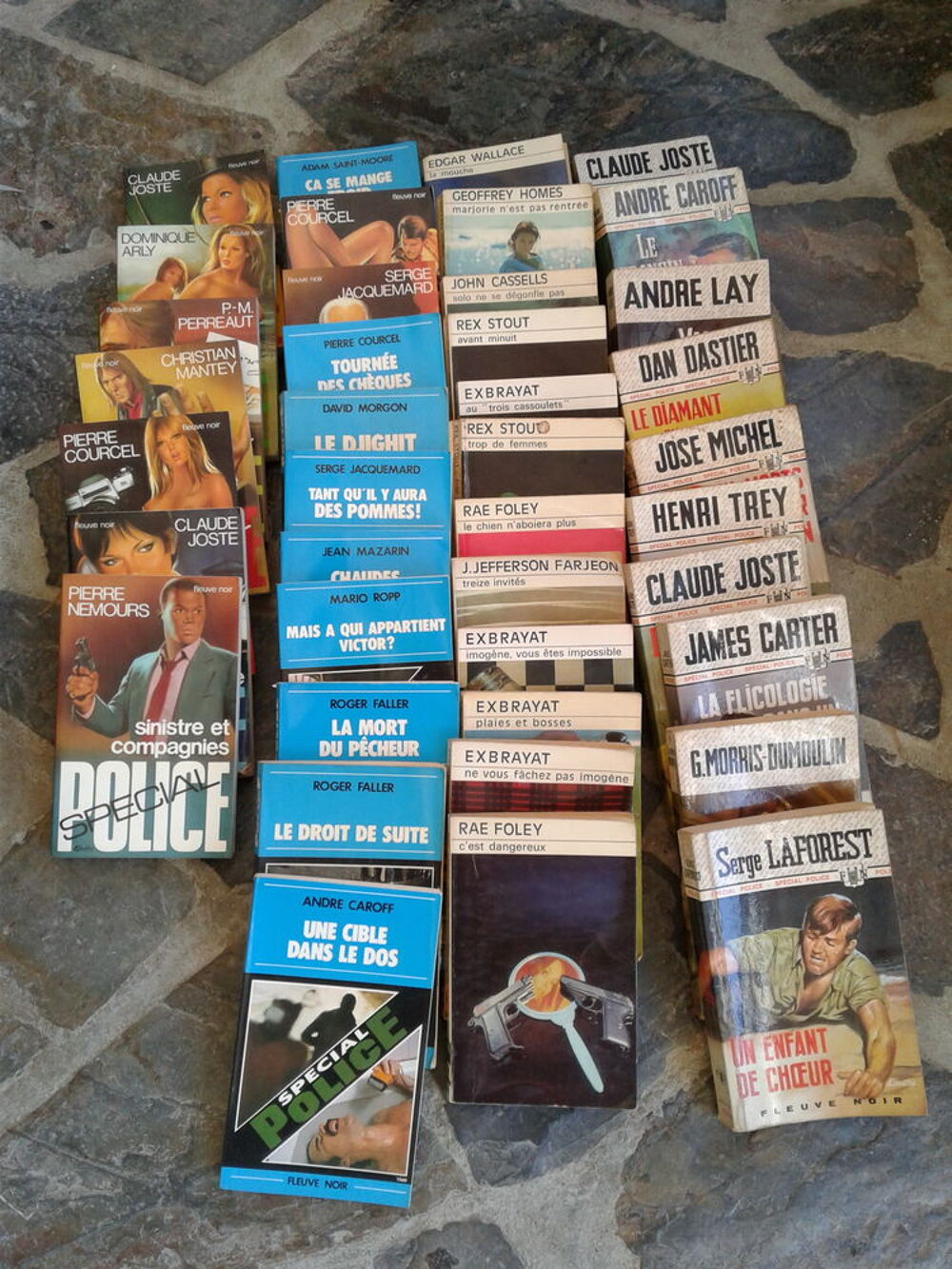 Lot de 48 livres Sp&eacute;cial Police et Romans policiers. Livres et BD