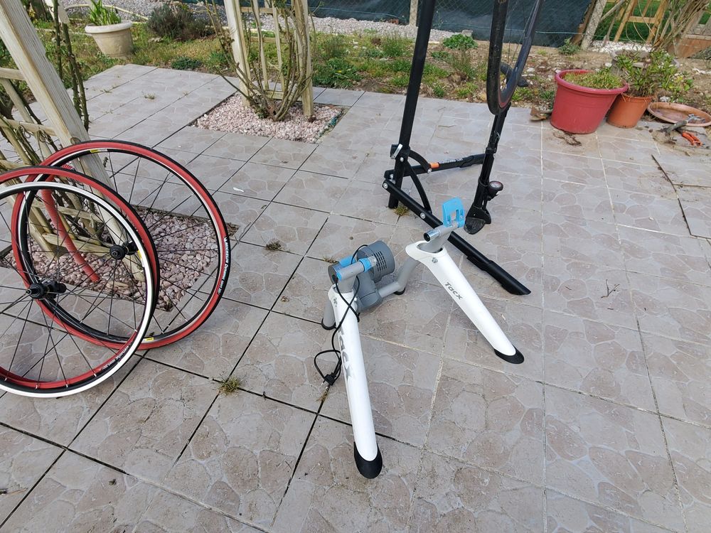 Velo FOCUS tout carbone shimano ULTEGRA
avec accessoires
Vélos