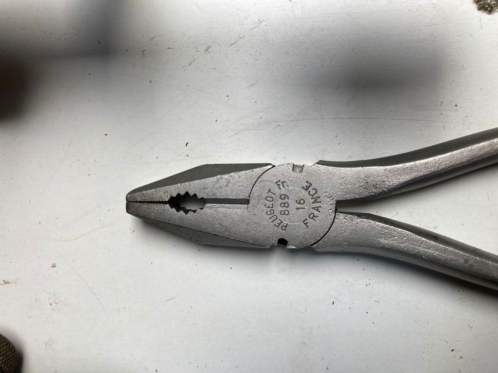   Ancien outils Peugeot frère . 
